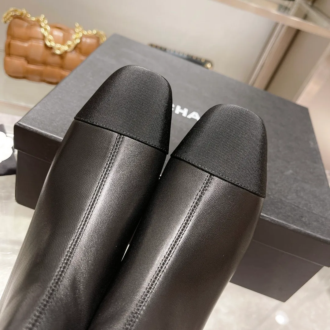 👟👟Ex-factory price 620👟👟 👑Chanel Chanel Xiaoxiang Wannian classic stitching thick heel short boots. 🔻Interpretation of elegant little fragrance〰️Super textured style, low-key but not simple, elegant and noble, especially the small double CLOGO embellishment on the heel, and the simple splicing of different materials on the toe casually reveal elegance and sophistication. It feels like walking on the ground without tiring your feet at all👌🏻. 👟👟👟👟The upper is made of imported Italian lambskin🐑, the lining is lambskin, and the Italian cow leather outsole. Heel height: 5cm. size: 35-39 (34, 40 can be customized)
